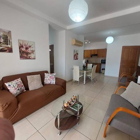Sunny 2 Bedroom Larnaca Center Bagian luar foto