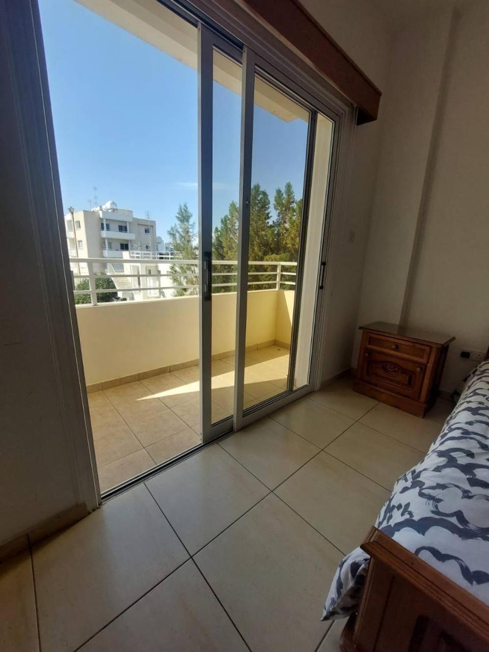 Sunny 2 Bedroom Larnaca Center Bagian luar foto