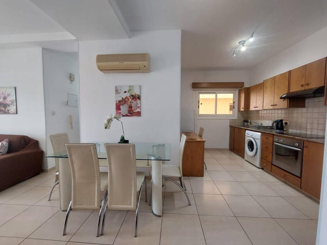 Sunny 2 Bedroom Larnaca Center Bagian luar foto