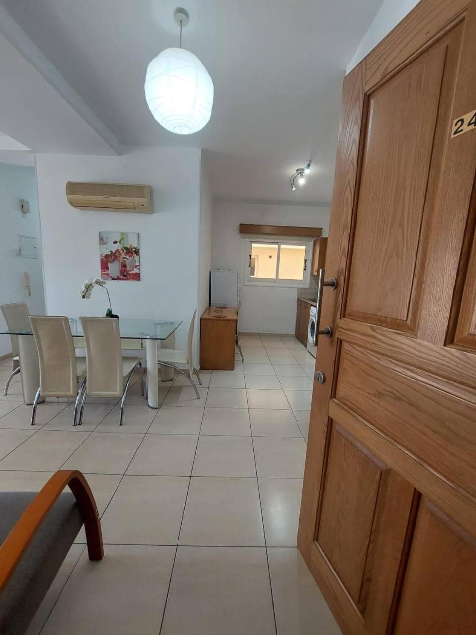 Sunny 2 Bedroom Larnaca Center Bagian luar foto